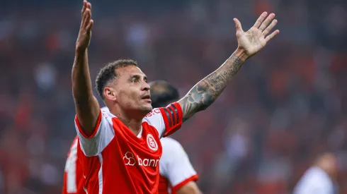 Alan Patrick jogador do Internacional comemora seu gol durante partida contra o Fortaleza no estadio Beira-Rio pelo campeonato Brasileiro A 2024. 
