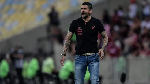 Lucho Gonzalez, técnico do Athletico-PR, durante partida contra o Flamengo pelo campeonato Brasileiro A 2024.   Foto: Thiago Ribeiro/AGIF
