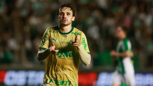 Raphael Veiga, jogador do Palmeiras, comemora seu gol durante partida contra o Juventude (Foto: Luiz Erbes/AGIF)
