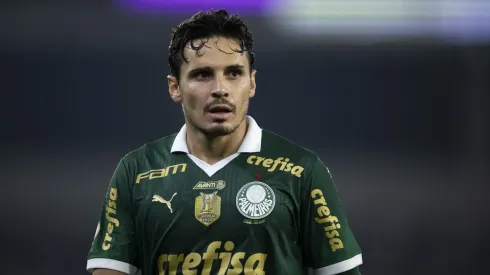 Raphael Veiga, jogador do Palmeiras, durante partida contra o Botafogo (Foto: Jorge Rodrigues/AGIF)
