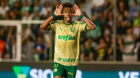 Estêvão, jogador do Palmeiras, comemora seu gol em partida contra o Juventude, pelo Campeonato Brasileiro.
