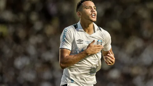 Gustavo Martins jogador do Grêmio comemora seu gol durante partida contra o Vasco no estadio Sao Januario pelo campeonato Brasileiro A 2024. 
