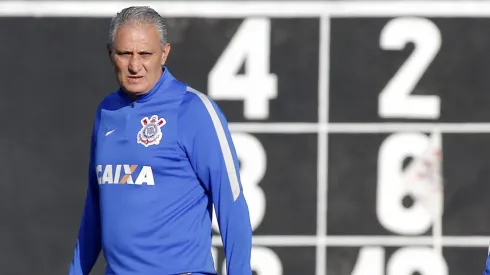 Tite durante treinamento do Corinthians em 2016.
