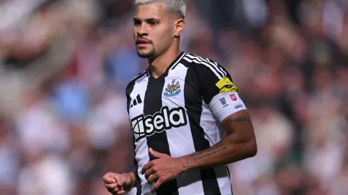 Bruno Guimarães durante confronto contra o Manchester United na Premier League 2024/25.
