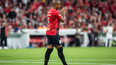 Fernandinho durante confronto contra o Cruzeiro no Brasileirão 2024.