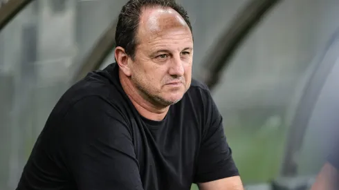 Rogério Ceni durante confronto contra o Cruzeiro no Brasileirão 2024.
