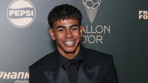 Lamine Yamal da Espanha e do FC Barcelona com seu irmão participa do 68º Ballon D'Or Photocall no Theatre Du Chatelet em 28 de outubro de 2024 em Paris, França. (Foto de Pascal Le Segretain/Getty Images)
