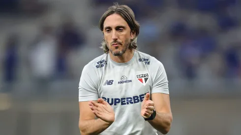 Luis Zubeldía, técnico do São Paulo, durante partida contra o Cruzeiro, pelo Campeonato Brasileiro.
