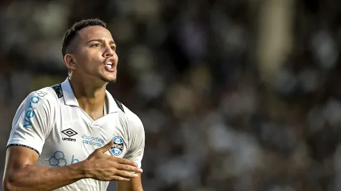 Gustavo Martins jogador do Grêmio comemora seu gol durante partida contra o Vasco no estádio São Januário pelo campeonato Brasileiro A 2024. Foto: Thiago Ribeiro/AGIF
