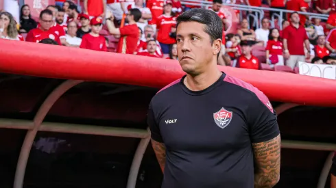 Thiago Carpini, técnico do Vitória, prepara mudanças para encarar o Athletico.
