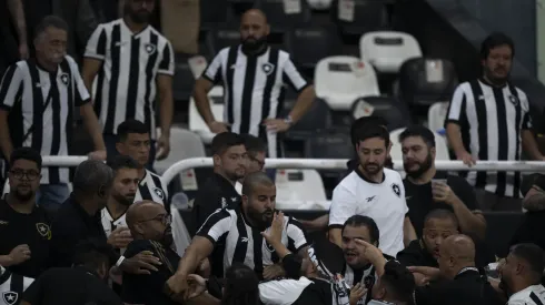 Torcida do Botafogo durante partida contra São Paulo no estádio Engenhão pelo campeonato Copa Libertadores 2024. Foto: Jorge Rodrigues/AGIF