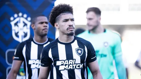 Adryelson, jogador do Botafogo, durante partida contra o Santos pelo campeonato Brasileiro 2023. Foto: Abner Dourado/AGIF
