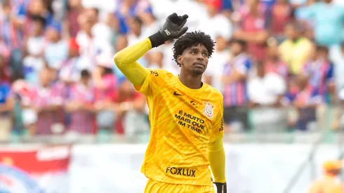 Hugo Souza jogador do Corinthians durante partida contra o Bahia no estádio Fonte Nova pelo campeonato Brasileiro A 2024. 
