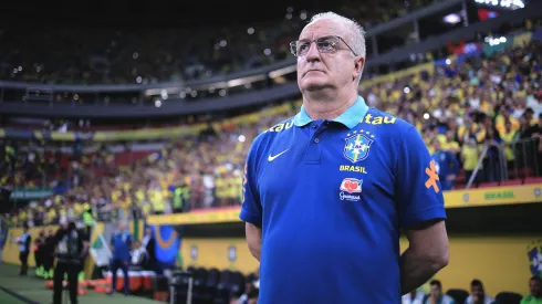 Dorival Jr, técnico do Brasil, durante partida contra o Peru (Foto: Ettore Chiereguini/AGIF)
