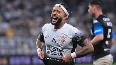 Memphis Depay, jogador do Corinthians, durante partida contra o Racing, pela Copa Sul-Americana.
