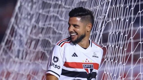 Cicinho, ex-jogador do São Paulo, durante partida contra o Milan, em jogo festivo.
