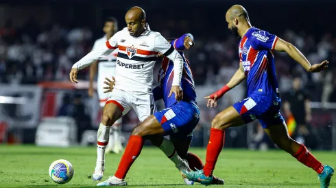 Disputa entre jogadores do São Paulo e do Bahia, no estádio MorumBis, pelo Brasileirão Betano.
