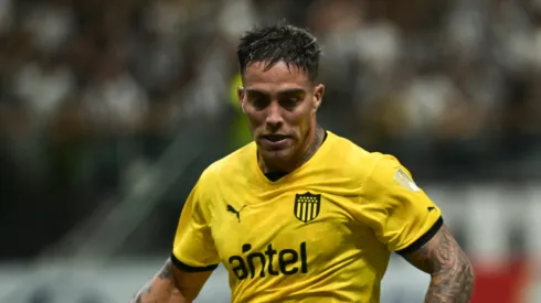 Javier Mendez (L) do Peñarol luta pela bola durante uma partida entre Atlético Mineiro e Peñarol pela Copa CONMEBOL Libertadores 2024 na Arena MRV em 23 de abril de 2024 em Belo Horizonte, Brasil. Foto: Pedro Vilela/Getty Images
