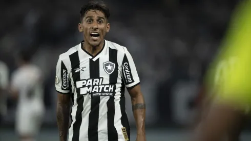 Damian Suarez jogador do Botafogo durante partida contra o Fluminense no estadio Engenhao pelo campeonato Brasileiro A 2024. Foto: Jorge Rodrigues/AGIF
