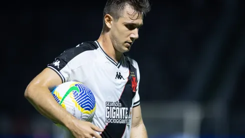 Lucas Piton durante confronto contra o Bragantino no Brasileirão 2024.
