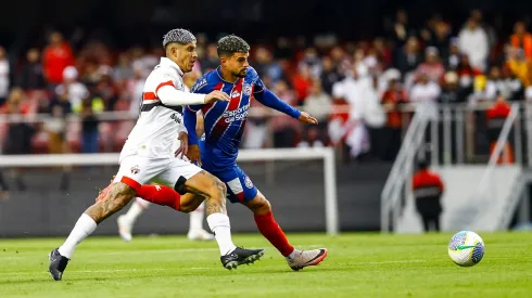 Cauly e Alan Franco, disputando bola em São Paulo x Bahia, pelo primeiro turno do Brasileirão Betano.
