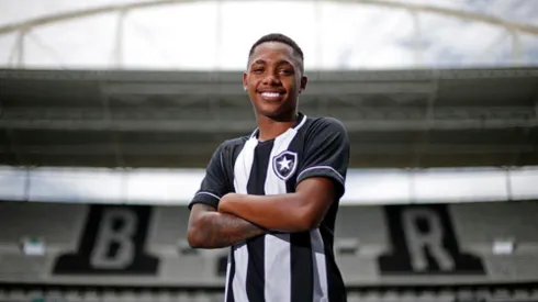 Luis Phelipe quando foi apresentado como reforço do Botafogo. Foto: Vitor Silva/ Botafogo
