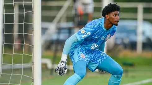 Hugo Souza, jogador do Corinthians, durante partida contra o Vitória   (Foto: Jhony Pinho/AGIF)
