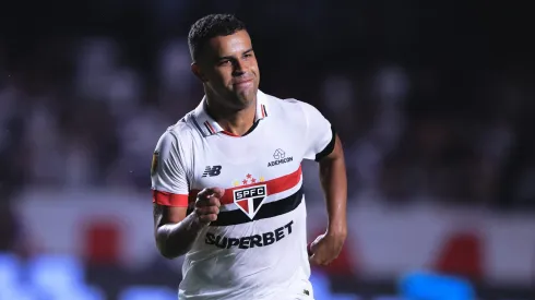 Alisson, jogador do São Paulo, durante partida contra o Palmeiras, pelo Campeonato Paulista de 2024.
