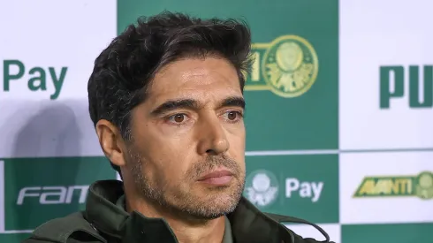 Abel Ferreira, técnico do Palmeiras, durante partida contra o Grêmio  (Foto: Marcello Zambrana/AGIF)
