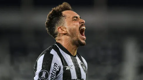 Eduardo jogador do Botafogo comemora seu gol durante partida contra o Universitario no estadio Engenhao pelo campeonato Copa Libertadores 2024. 
