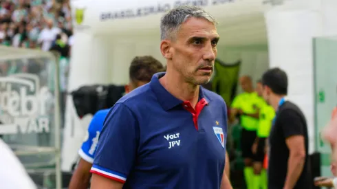 Juan Vojvoda, técnico do Fortaleza, durante partida contra o Juventude (Foto: Luiz Erbes/AGIF)
