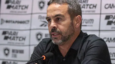 Artur Jorge em entrevista coletiva após confronto contra o Athletico-PR no Brasileirão 2024.
