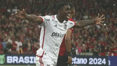 Evertton Araujo, jogador do Flamengo, comemora seu gol durante partida contra o Athletico-PR (Foto: Gabriel Machado/AGIF)
