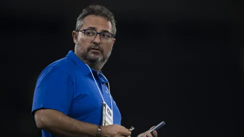 Alexandre Mattos, diretor de futebol do Cruzeiro, antes da partida contra o Botafogo (Foto: Jorge Rodrigues/AGIF)
