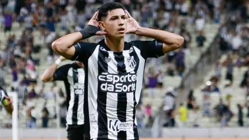 Pulga, artilheiro da Série B, comemorando gol contra o Guarani.