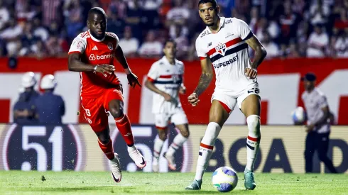 SP – SAO PAULO – 22/09/2024 – BRASILEIRO A 2024, SAO PAULO X INTERNACIONAL – Ruan jogador do Sao Paulo disputa lance com Valencia jogador do Internacional durante partida no estadio Morumbi pelo campeonato Brasileiro A 2024. Foto: Marco Miatelo/AGIF
