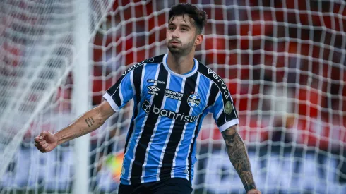 Mathias Villasanti jogador do Gremio comemora seu gol durante partida contra o Internacional no estadio Beira-Rio pelo campeonato Gaucho 2024. 
