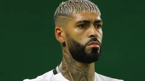 Alexander Barboza durante confronto contra o Palmeiras no Brasileirão 2024.