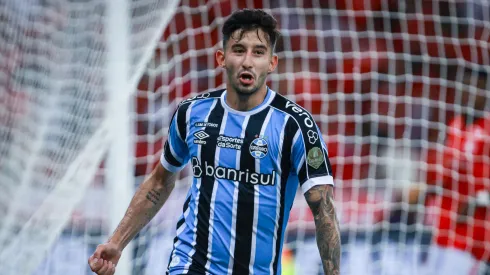  Mathias Villasanti jogador do Grêmio comemora seu gol durante partida contra o Internacional no estádio Beira-Rio pelo campeonato Gaúcho 2024. Foto: Maxi Franzoi/AGIF
