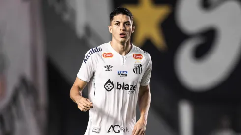 Jair Cunha jogador do Santos durante partida contra o Sport no estádio Vila Belmiro pelo campeonato Brasileiro B 2024. Foto: Abner Dourado/AGIF
