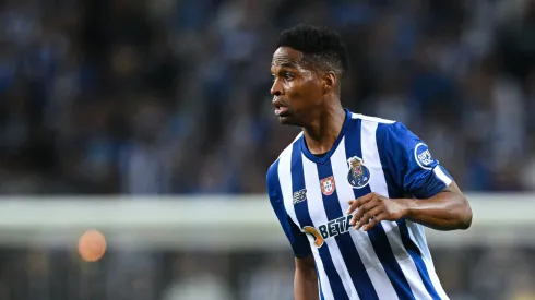 Wendell do FC Porto em ação durante o jogo do grupo B da UEFA Champions League entre FC Porto e Bayer 04 Leverkusen, no Estádio do Dragão, em 4 de outubro de 2022, no Porto, Portugal. (Foto: Otávio Passos/Getty Images)
