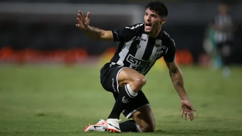 Rafael Ramos em ação pelo Ceará - Foto: Marlon Costa/AGIF