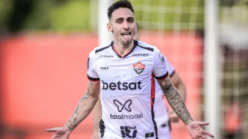 Gustavo Mosquito em ação pelo Vitória - Foto: Jhony Pinho/AGIF