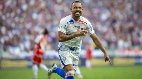 Moisés comemorando pelo Fortaleza pelo Brasileirão Série A – Foto: Baggio Rodrigues/AGIF
