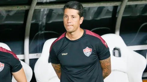 Thiago Carpini pelo Vitória em partida contra o Fortaleza na Arena Castelão – Foto: Baggio Rodrigues/AGIF
