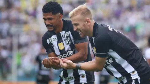 Fernando Sobral e Pedro Henrique comemorando pelo Ceará - Foto: Lucas Emanuel/AGIF
