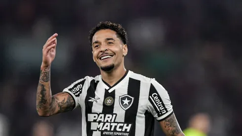 Gregore jogador do Botafogo durante partida contra o Flamengo no estádio Engenhão pelo campeonato Brasileiro A 2024. Foto: Thiago Ribeiro/AGIF