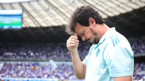 Fernando Diniz técnico do Cruzeiro durante partida contra o Betim no estádio Mineirão pelo campeonato Mineiro 2025. Foto: Gilson Lobo/AGIF
