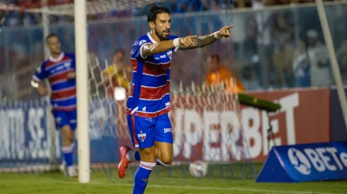 Lucero comemornado pelo Fortaleza após balançar a rde contra o Cariri - Foto: Baggio Rodrigues/AGIF