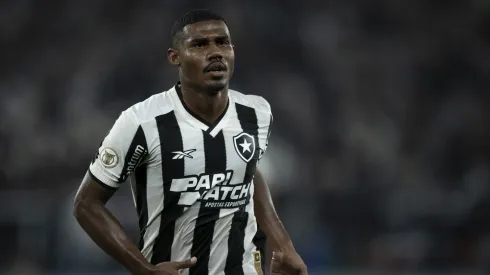 Cuiabano jogador do Botafogo durante partida contra o Fluminense no estádio Engenhão pelo campeonato Brasileiro A 2024. Foto: Jorge Rodrigues/AGIF
